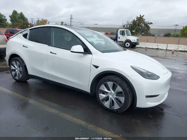7SAYGDEEXPF745105 2023 TESLA MODEL Y - Image 1