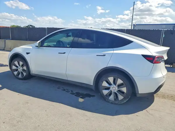 7SAYGDEEXPF788262 2023 TESLA MODEL Y - Image 2