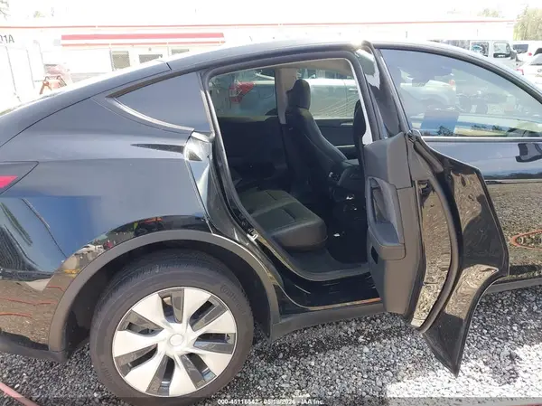 7SAYGDEEXPF793977 2023 TESLA MODEL Y - Image 8