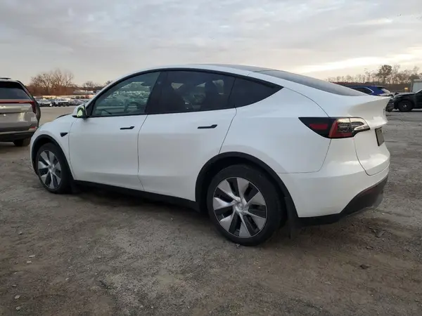 7SAYGDEEXPF807103 2023 TESLA MODEL Y - Image 2