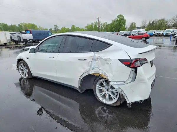 7SAYGDEEXPF815640 2023 TESLA MODEL Y - Image 2