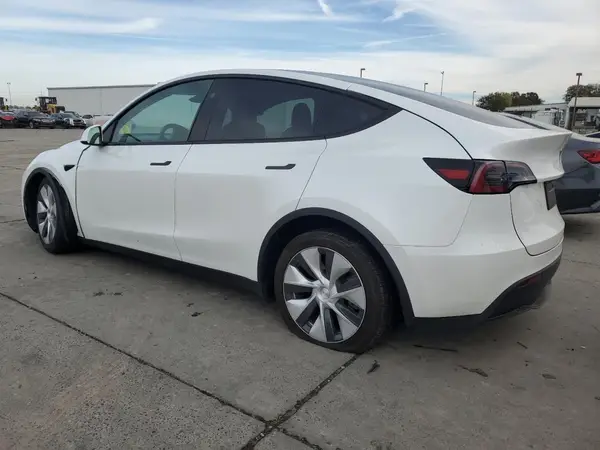 7SAYGDEEXPF816853 2023 TESLA MODEL Y - Image 2