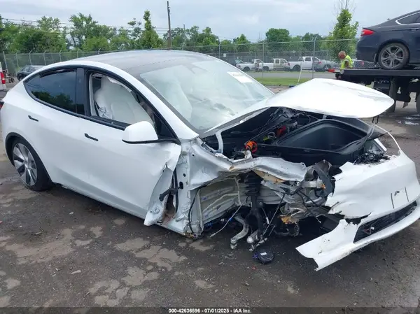 7SAYGDEEXPF835144 2023 TESLA MODEL Y - Image 1