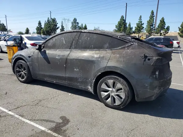 7SAYGDEEXPF847021 2023 TESLA MODEL Y - Image 2
