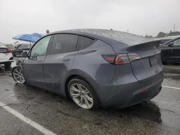 7SAYGDEEXPF876888 2023 TESLA MODEL Y - Image 2