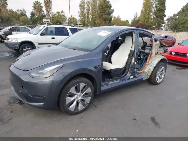 7SAYGDEEXPF878303 2023 TESLA MODEL Y - Image 2