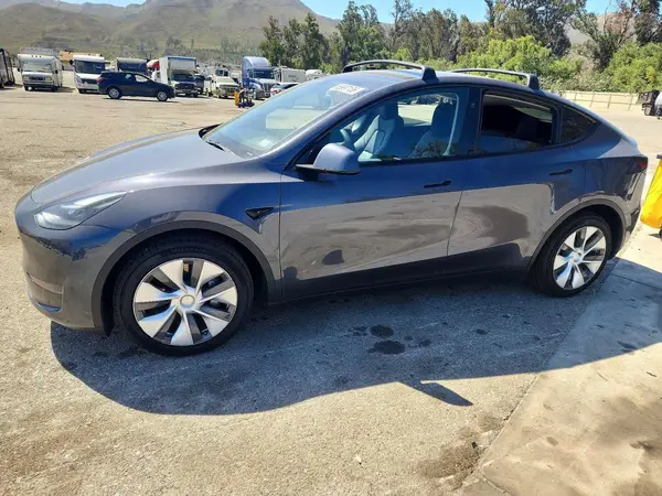 7SAYGDEEXPF928052 2023 TESLA MODEL Y - Image 1