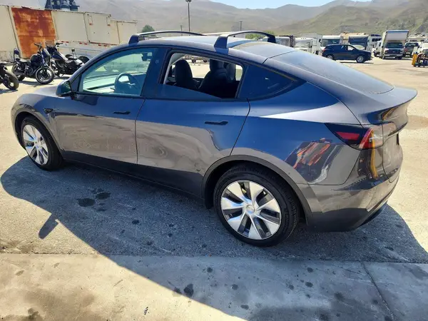 7SAYGDEEXPF928052 2023 TESLA MODEL Y - Image 2