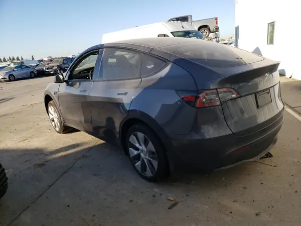 7SAYGDEEXPF937026 2023 TESLA MODEL Y - Image 2
