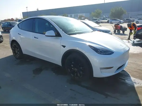 7SAYGDEEXPF959687 2023 TESLA MODEL Y - Image 1