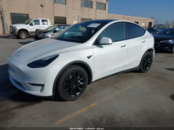 7SAYGDEEXPF959687 2023 TESLA MODEL Y - Image 2
