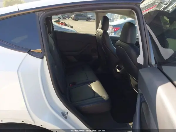 7SAYGDEEXPF959687 2023 TESLA MODEL Y - Image 8