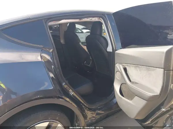 7SAYGDEEXRA253500 2024 TESLA MODEL Y - Image 8