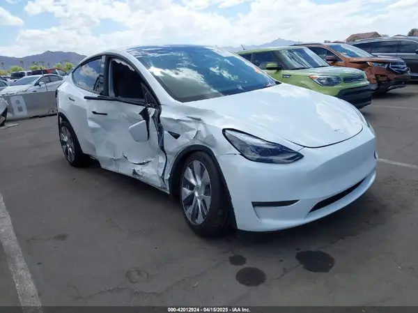 7SAYGDEEXRA257658 2024 TESLA MODEL Y - Image 1