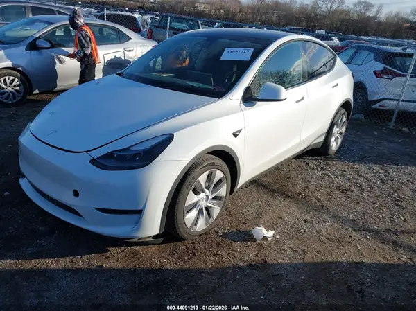 7SAYGDEEXRA258132 2024 TESLA MODEL Y - Image 2