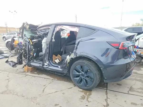 7SAYGDEEXRF117354 2024 TESLA MODEL Y - Image 2
