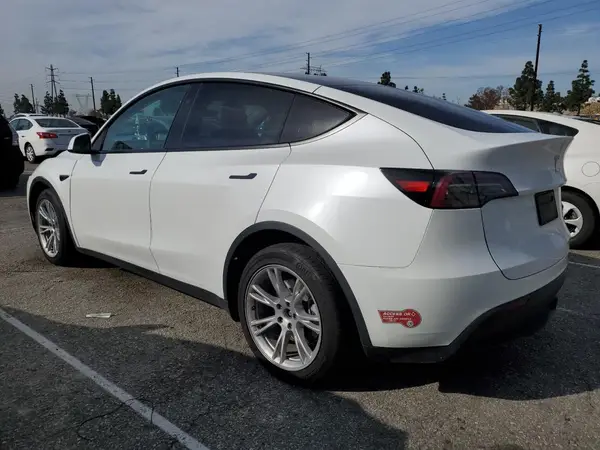 7SAYGDEEXRF981305 2024 TESLA MODEL Y - Image 2