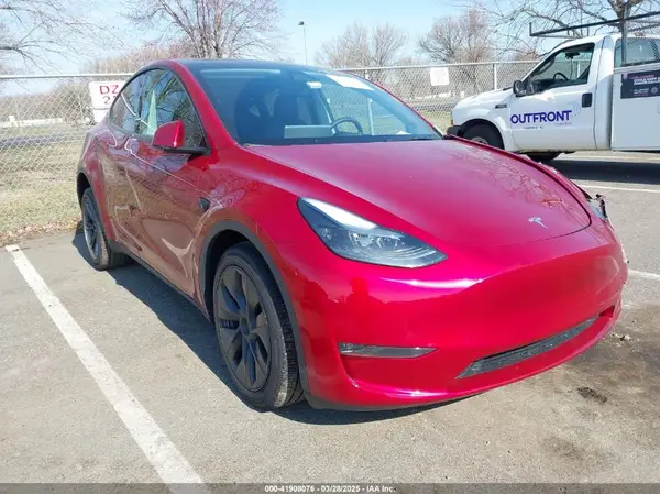 7SAYGDEEXSA340464 2025 TESLA MODEL Y - Image 1