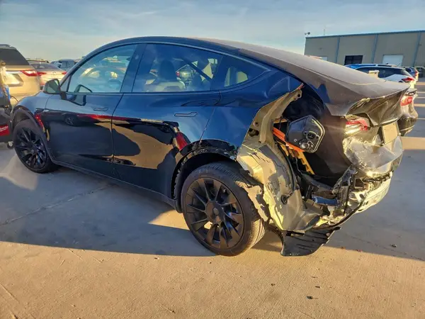 7SAYGDEEXSA355935 2025 TESLA MODEL Y - Image 2