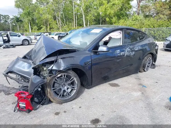 7SAYGDEEXSA362089 2025 TESLA MODEL Y - Image 2