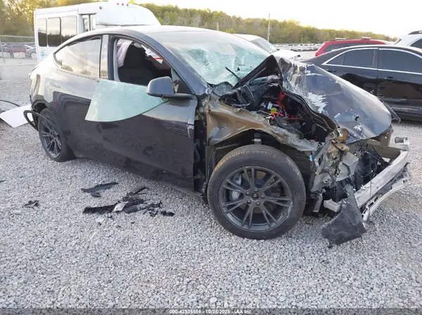 7SAYGDEEXSF224278 2025 TESLA MODEL Y - Image 1