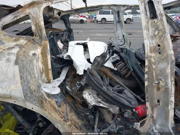 7SAYGDEEXSF241694 2025 TESLA MODEL Y - Image 8