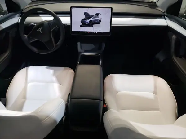 7SAYGDEEXSF247317 2025 TESLA MODEL Y - Image 8