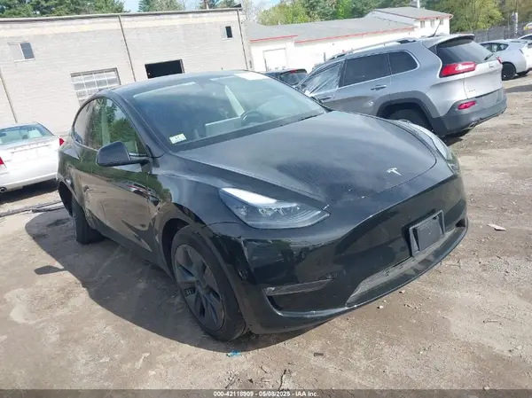 7SAYGDEEXSF247365 2025 TESLA MODEL Y - Image 1