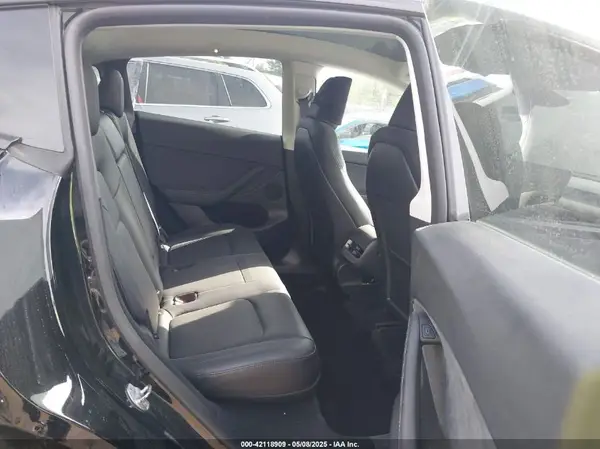 7SAYGDEEXSF247365 2025 TESLA MODEL Y - Image 8