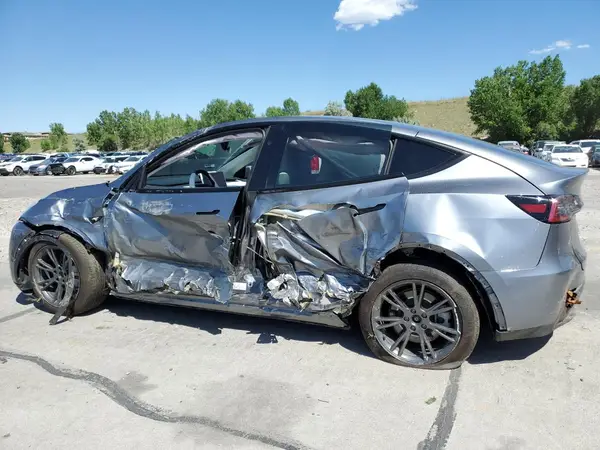 7SAYGDEEXSF257099 2025 TESLA MODEL Y - Image 2