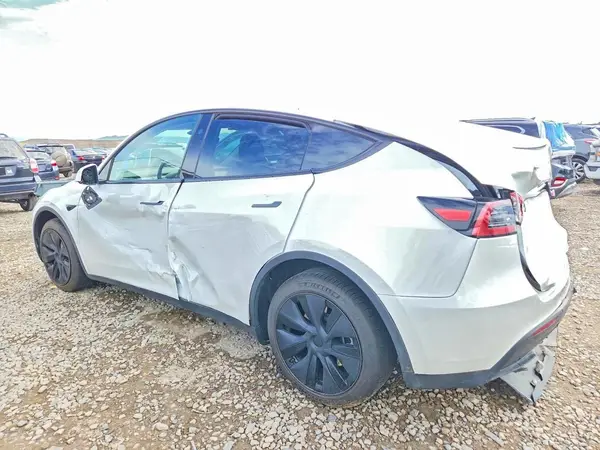 7SAYGDEEXSF259046 2025 TESLA MODEL Y - Image 2