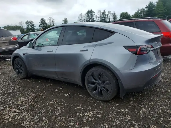 7SAYGDEEXSF262061 2025 TESLA MODEL Y - Image 2