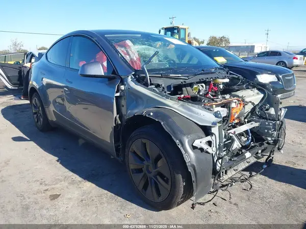 7SAYGDEEXSF265767 2025 TESLA MODEL Y - Image 1