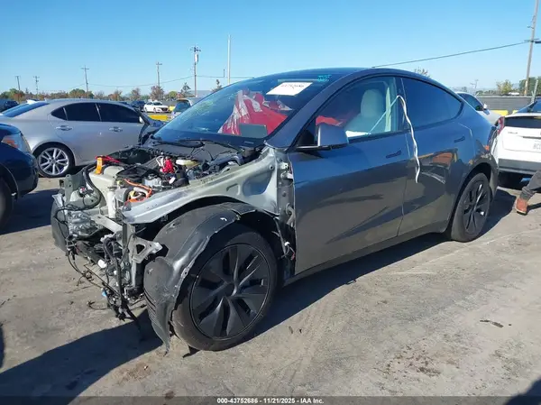 7SAYGDEEXSF265767 2025 TESLA MODEL Y - Image 2