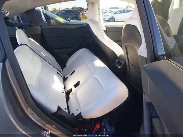 7SAYGDEEXSF265767 2025 TESLA MODEL Y - Image 8