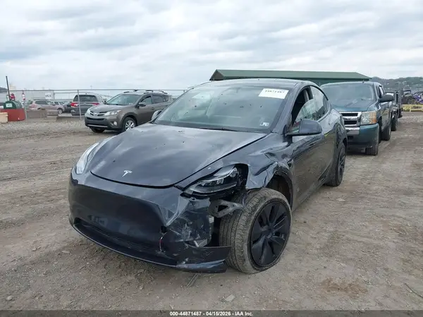 7SAYGDEEXSF266031 2025 TESLA MODEL Y - Image 2