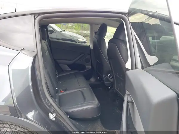 7SAYGDEEXSF266031 2025 TESLA MODEL Y - Image 8