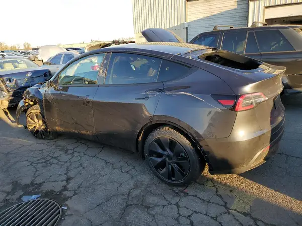 7SAYGDEEXSF281774 2025 TESLA MODEL Y - Image 2