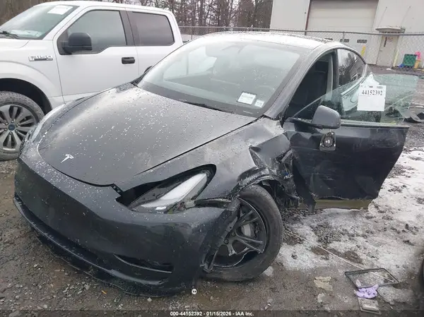 7SAYGDEEXSF288627 2025 TESLA MODEL Y - Image 2