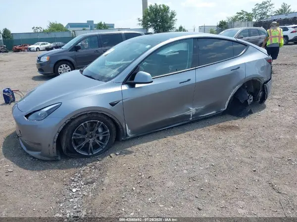 7SAYGDEEXSF291365 2025 TESLA MODEL Y - Image 2
