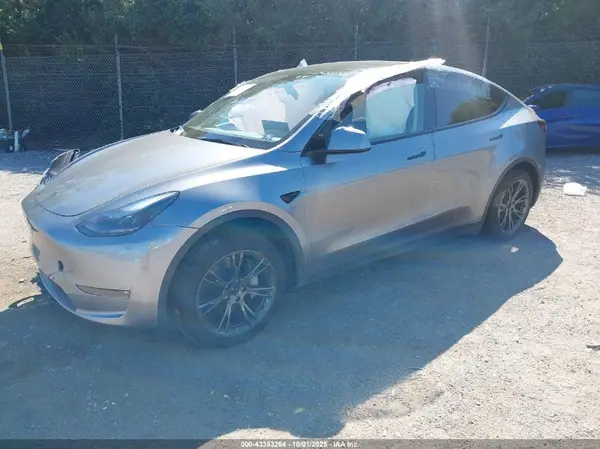 7SAYGDEEXSF301974 2025 TESLA MODEL Y - Image 2