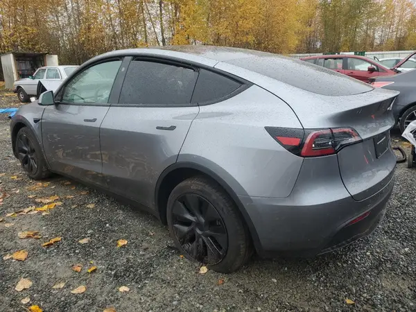7SAYGDEEXSF307743 2025 TESLA MODEL Y - Image 2