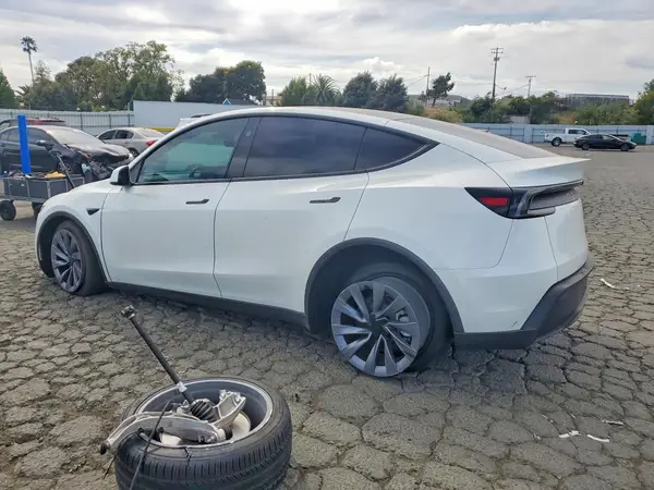 7SAYGDEEXTF621443 2026 TESLA MODEL Y - Image 2