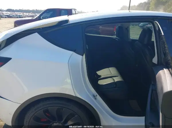 7SAYGDEF0NF399703 2022 TESLA MODEL Y - Image 8