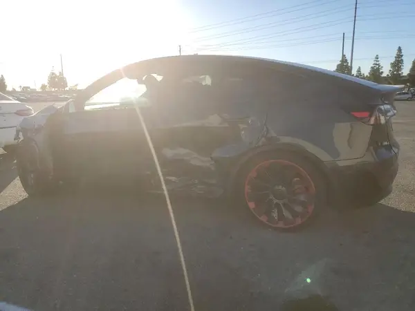 7SAYGDEF0RF024576 2024 TESLA MODEL Y - Image 2