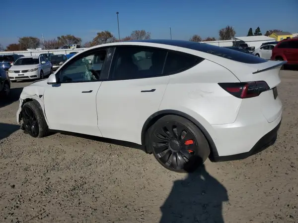 7SAYGDEF1NF400275 2022 TESLA MODEL Y - Image 2