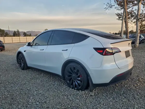 7SAYGDEF1PF945444 2023 TESLA MODEL Y - Image 2