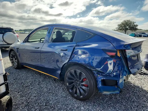 7SAYGDEF1RA266550 2024 TESLA MODEL Y - Image 2