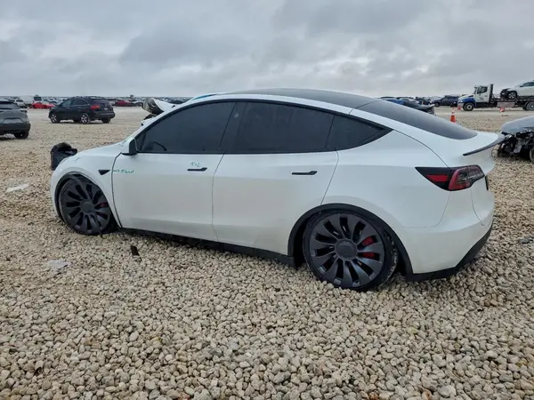 7SAYGDEF1RF042987 2024 TESLA MODEL Y - Image 2