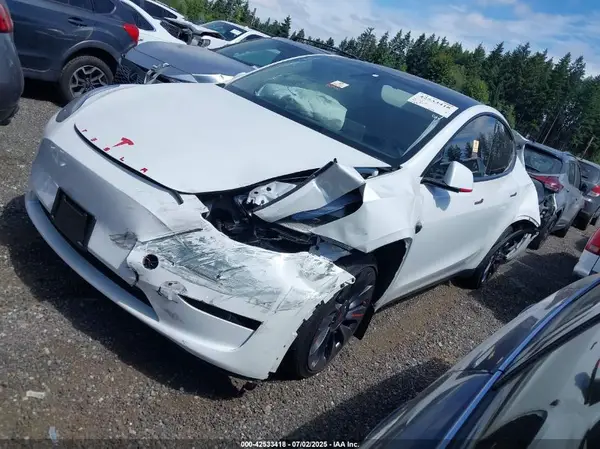 7SAYGDEF1RF056775 2024 TESLA MODEL Y - Image 2
